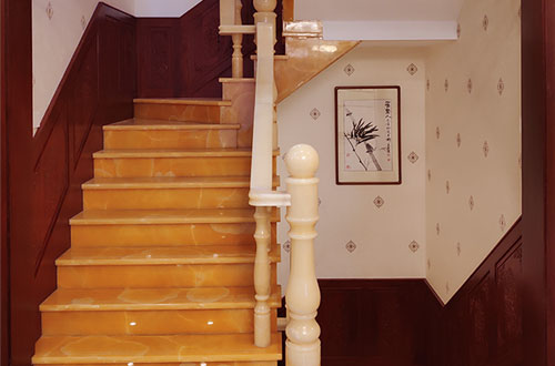 秀屿中式别墅室内汉白玉石楼梯的定制安装装饰效果